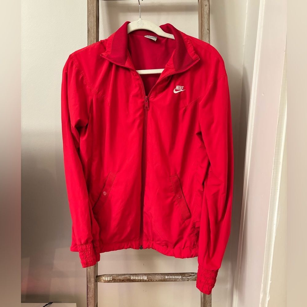 Vintage 90s/y2k Nike Women's Vibrant Red Windbreaker